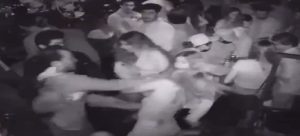 Buscan a sujeto que golpeo a mujer en un bar