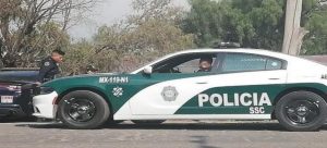 Detienen a sujeto en auto robado y con dosis de droga
