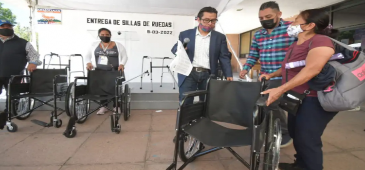 Entregan sillas de ruedas en Azcapotzalco