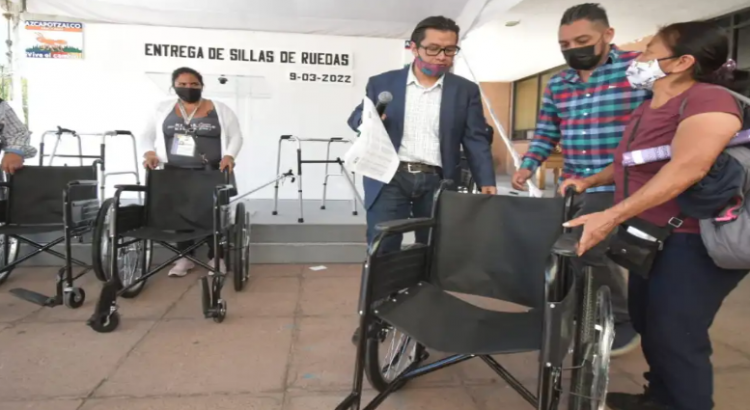 Entregan sillas de ruedas en Azcapotzalco
