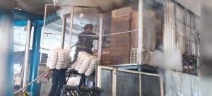 Evacuan a 150 personas por incendio en Central de Abasto