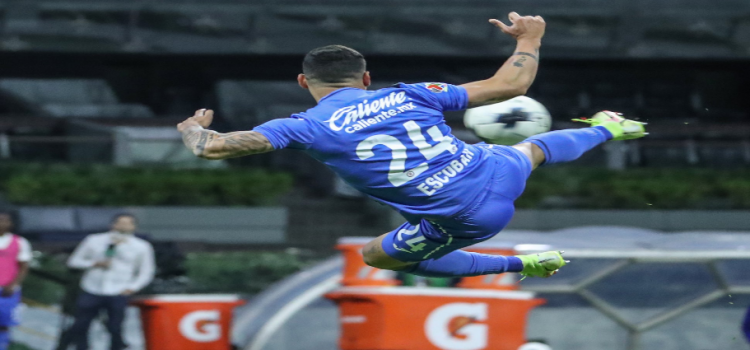 Golazo de Escobar le da el triunfo al Cruz Azul