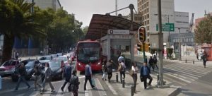 Hombre cae en estación del Metrobús y murió