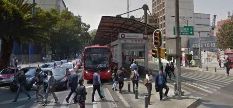 Hombre cae en estación del Metrobús y murió