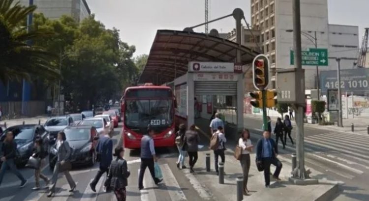 Hombre cae en estación del Metrobús y murió