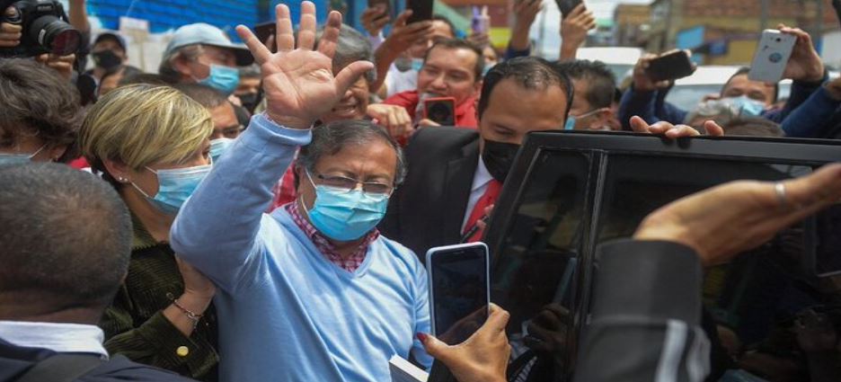 Izquierda lleva ventaja en primarias presidenciales de Colombia