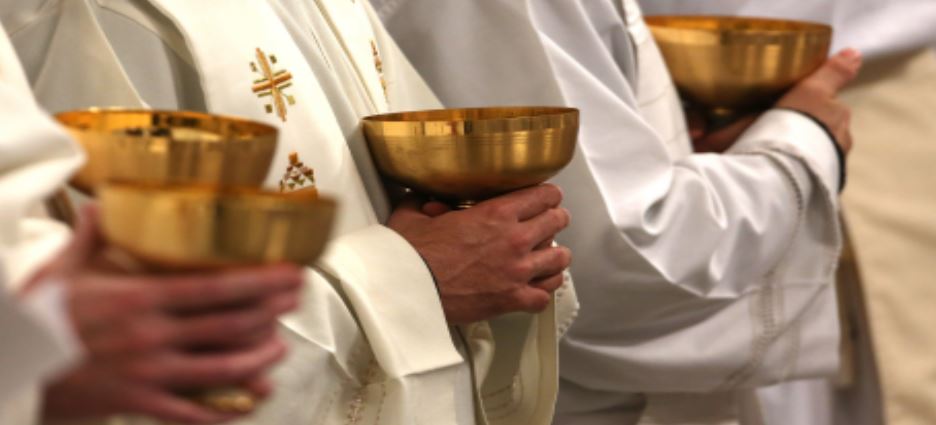 Niño “sacerdote” se viraliza en redes