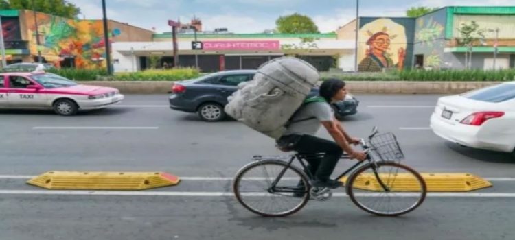 Reparte pedidos con mochila de cabeza olmeca