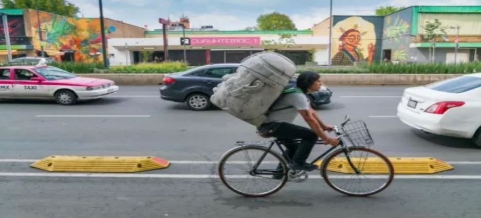 Reparte pedidos con mochila de cabeza olmeca