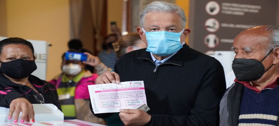 AMLO acude a votar pero anula su voto