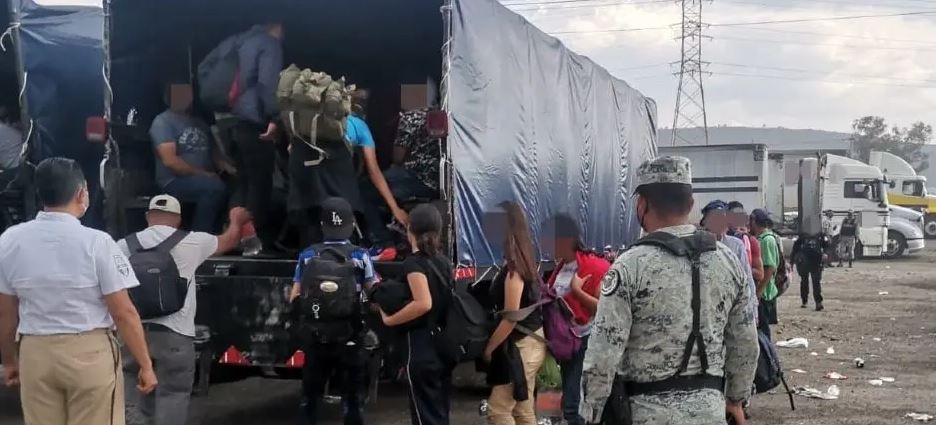 Autoridades interceptan 330 migrantes y detienen a traficantes de personas