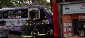 Camión choca contra Metrobús en Reforma