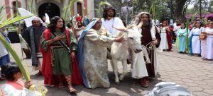 Domingo de Ramos en Iztapalapa con saldo blanco
