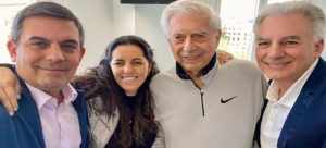 Mario Vargas Llosa se recupera de COVID