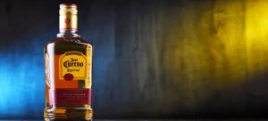 Niña lleva tequila al kínder y lo comparte entre sus compañeritos