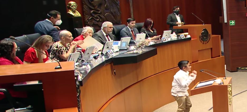 Niños toman la tribuna del Senado de la República
