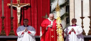 Papa Francisco lamenta “locura de la guerra”