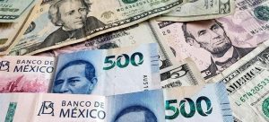 Peso sigue cediendo terreno frente al dólar