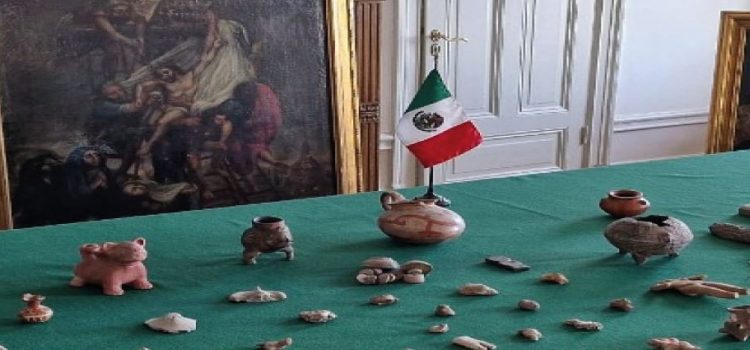 Restituyen a México piezas arqueológicas y óleos de la época virreinal