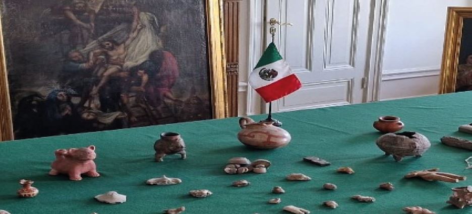 Restituyen a México piezas arqueológicas y óleos de la época virreinal