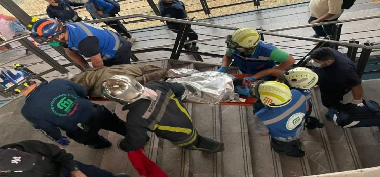 Sujeto apuñala a su pareja y se avienta a las vías del metro