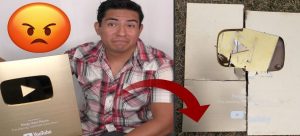 Youtuber destruye su placa de oro en protesta contra Youtube