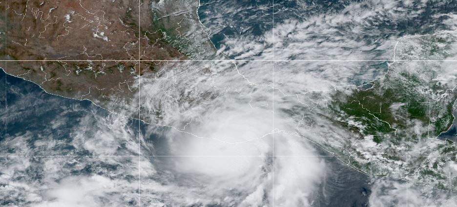 Agatha se debilita a huracán categoría 1 tras tocar tierra en Oaxaca