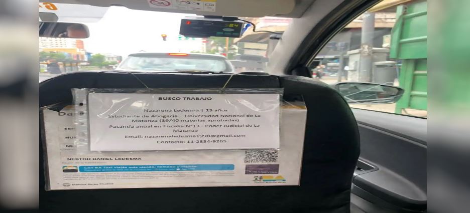 Amor de padre, promueve el CV de su hija en su taxi
