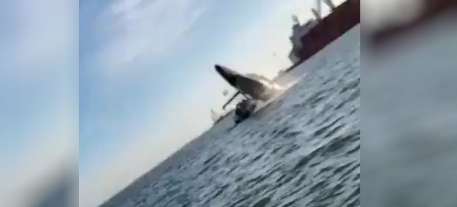 Ballena cae sobre embarcación en Sinaloa