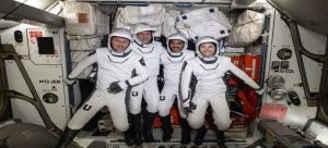 Llegan astronautas a bordo de capsula de SpaceX
