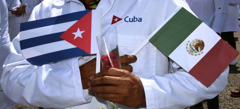 Médicos mexicanos rechazan arribo de especialistas cubanos por orden de López Obrador