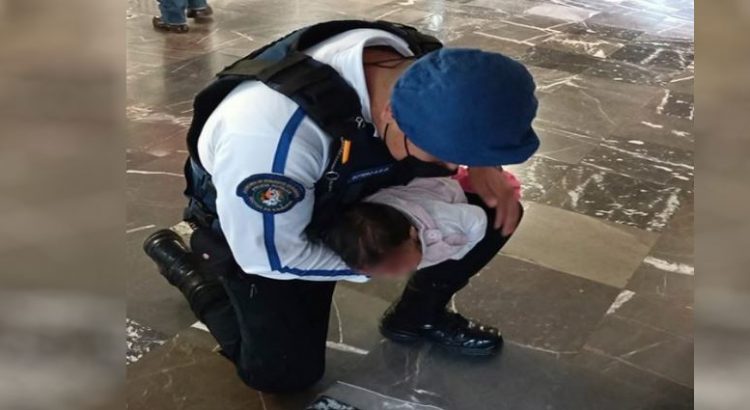 Policías salvan a bebé que se ahogaba en el Metro Pantitlán