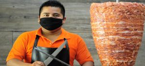 Taquero salva a comensal que se ahogaba con un taquito al pastor