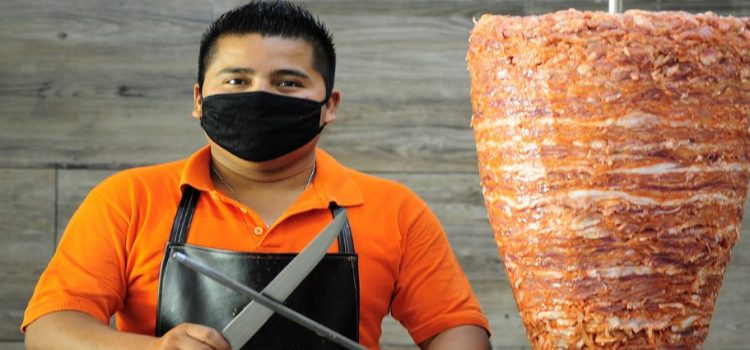 Taquero salva a comensal que se ahogaba con un taquito al pastor