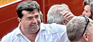 Viendo los toros desde la barrera mientras adeuda 33 millones al INE