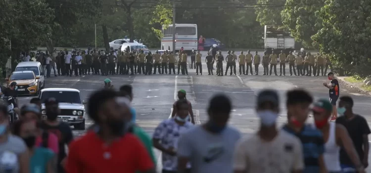 Cuba libera a 4 jóvenes condenados por protestas en 2021