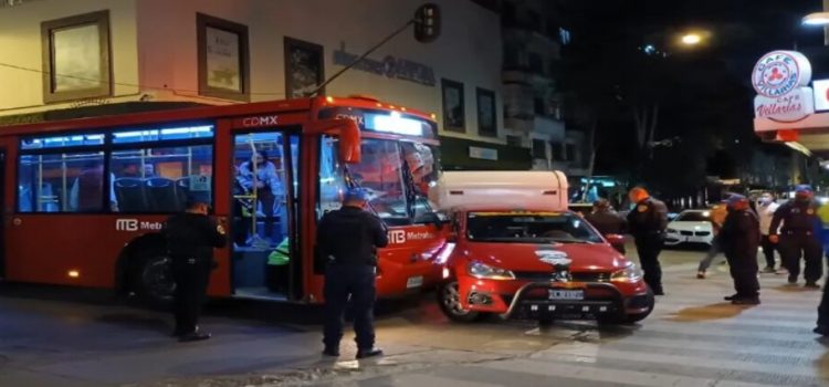 Metrobús impacta a un vehículo en el Centro Histórico