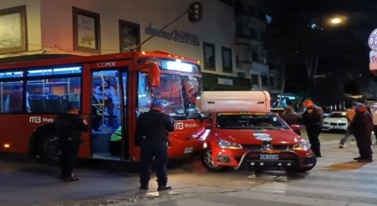 Metrobús impacta a un vehículo en el Centro Histórico