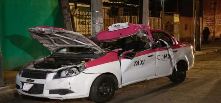 Taxista se impacta contra un tráiler en la alcaldía Iztacalco