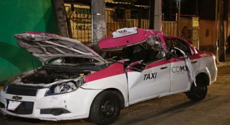 Taxista se impacta contra un tráiler en la alcaldía Iztacalco