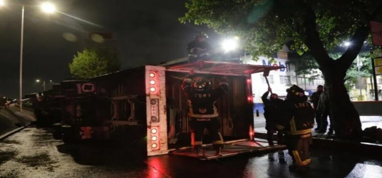 Tráiler de transporte de vehículos termina volcado en Río Consulado