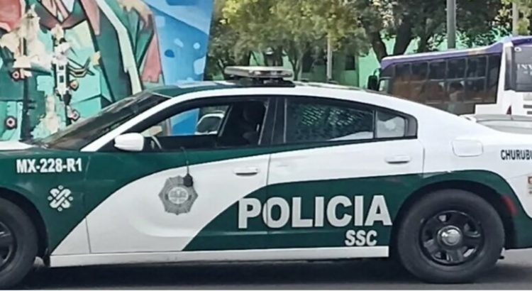 Motociclista se impacta contra una patrulla