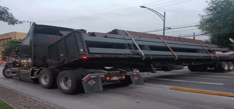 Servicio del Metrobús afectado por tráiler varado en avenida insurgentes