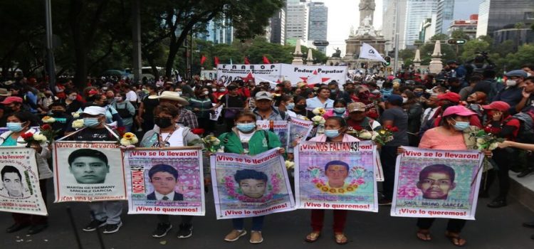 Protestan familiares de los normalistas desaparecidos de Ayotzinapa