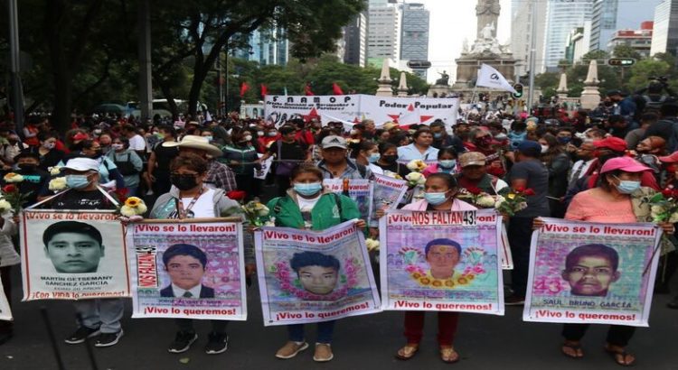 Protestan familiares de los normalistas desaparecidos de Ayotzinapa