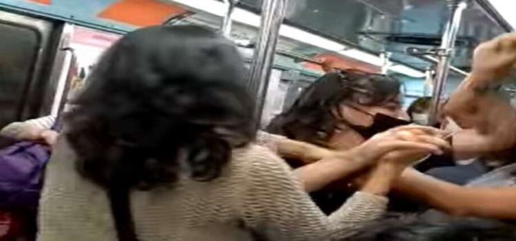 Discuten mujeres en el Metro de la Ciudad de México por un asiento