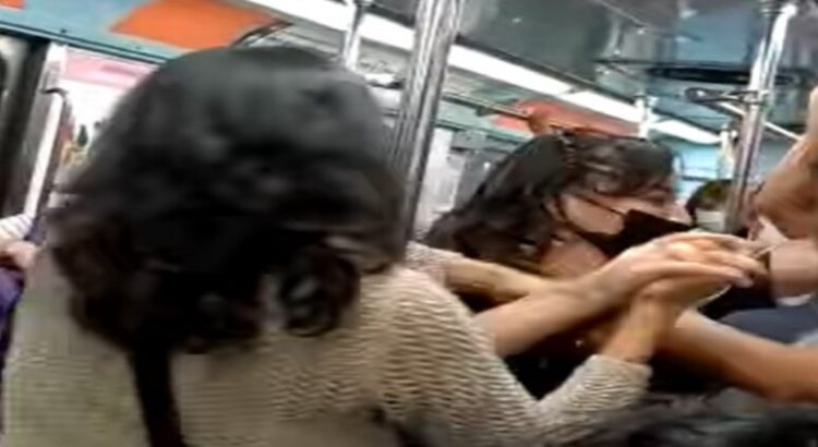 Discuten mujeres en el Metro de la Ciudad de México por un asiento