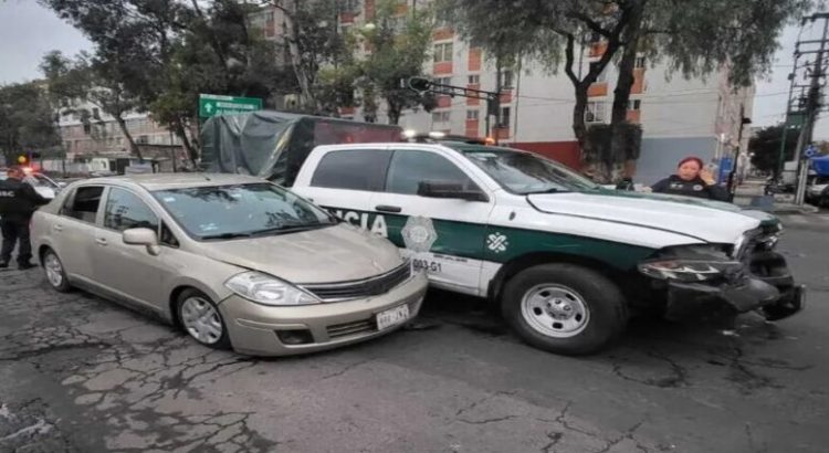 Accidente vial entre una patrulla y un automóvil