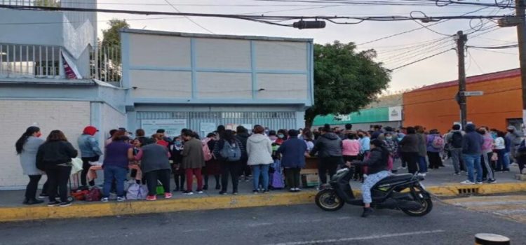 Protestan padres de familia por menor que llevó droga al plantel