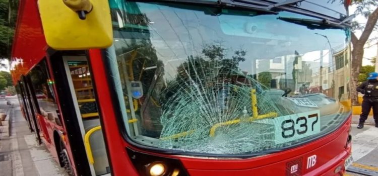 Línea 7 del Metrobús atropelló a un hombre